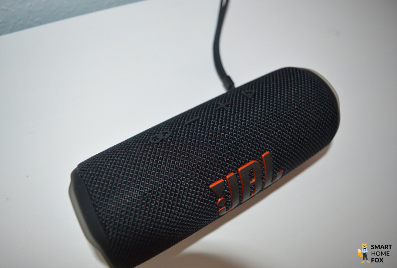 Die Bedienfelder der JBL Flip 6 in schwarz auf weißem Hintergrund.